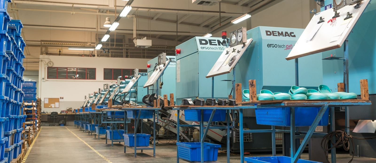 Caixa de plástico gradeada em produção