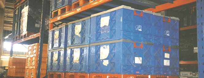 Caixas rebatíveis em depósito