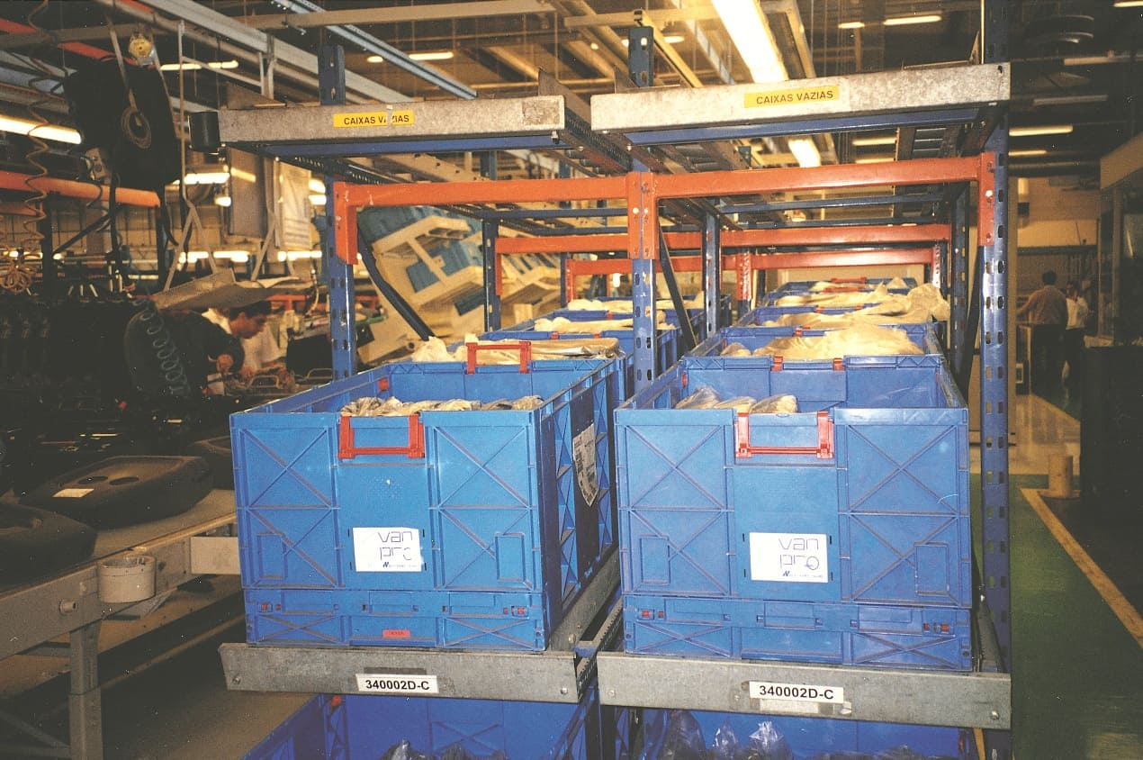 caixas rebatíveis em produção